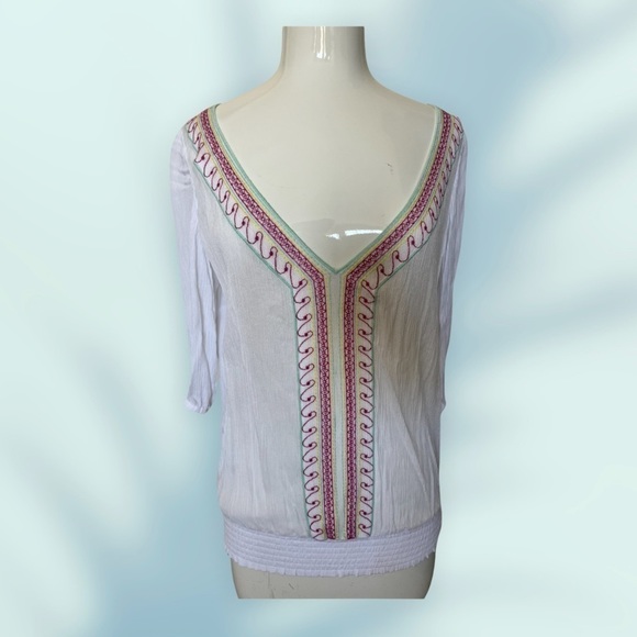 Timeless Elegance: NEW Bebe White V-Neck Linen Shirt with Waist Stretch - Picture 1 of 2